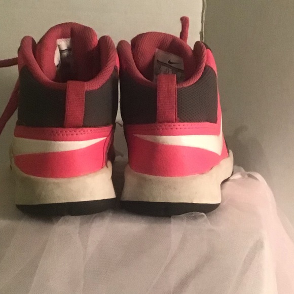 Big Girls Nike Shoes - Picture 3 of 5